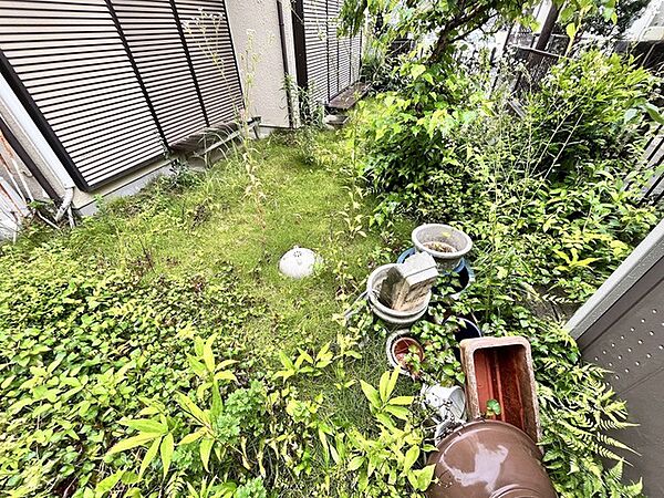 ガーデニングや家庭菜園も楽しめる、ゆったりとした南側のお庭スペース。