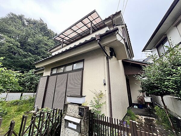 南側のお部屋から出入りできるバルコニー。心地よい陽射しと暖かな風を楽しむことが出来ます。