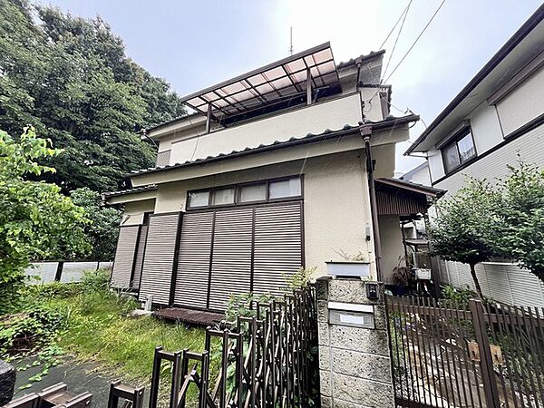 南側のゆったりとしたお庭、南西側はトトロの森60号地に続く緑あふれる雑木林です