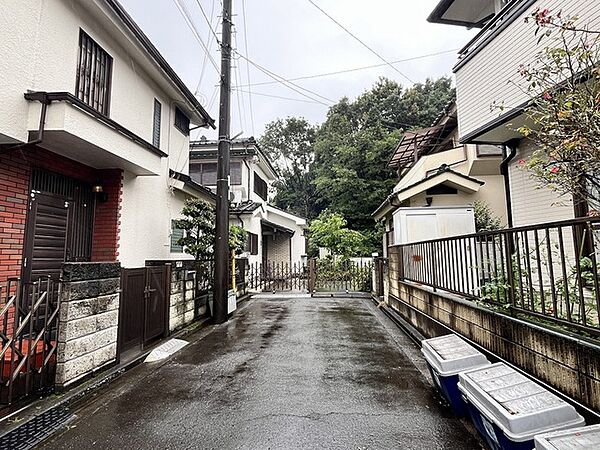 静かな住宅街。四季折々の移り変わりを感じながら自然と楽しみ、暮らす、そんな毎日を日々の中で感じられる住環境