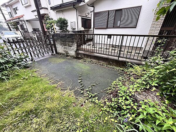 カースペースは1台駐車できます。車庫の出し入れのしやすさなど、実際に現地にてご確認ください。