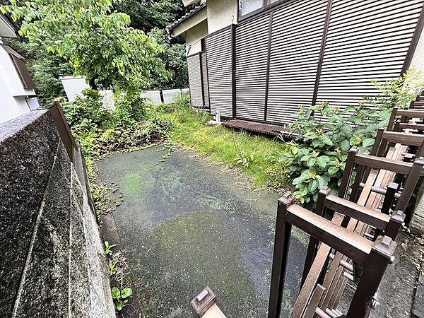 通りから入った空間で落ち着いた雰囲気でお住いになる。駐車スペース1台分あります。