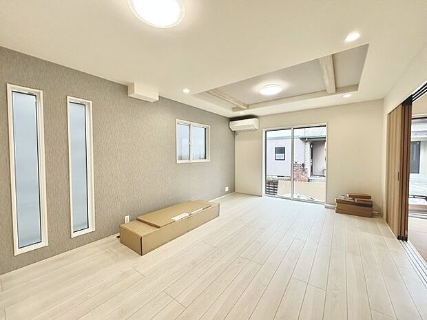 家族団欒のリビング。陽光差し込む食卓には家族の会話とスマイルが溢れます。いつまでもここで食卓を囲みたくなる、そう感じさせてくれるスペース。