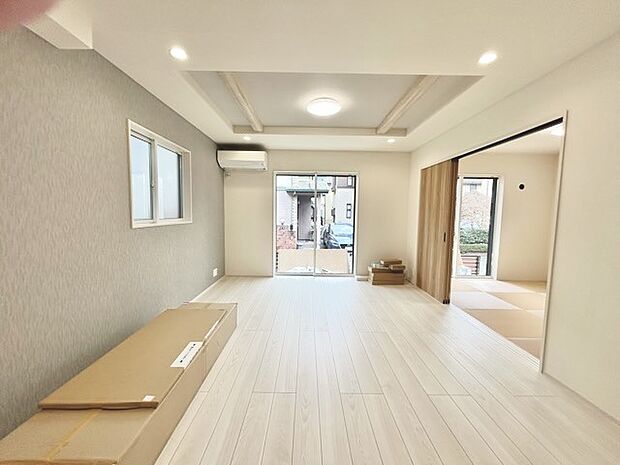 家族や友人、両親、親戚とこれから沢山の時間を紡ぐのだろう。そこを彩るのは窓から見える青い空、心地よい緑。そんなイメージが膨らむリビングスペース。