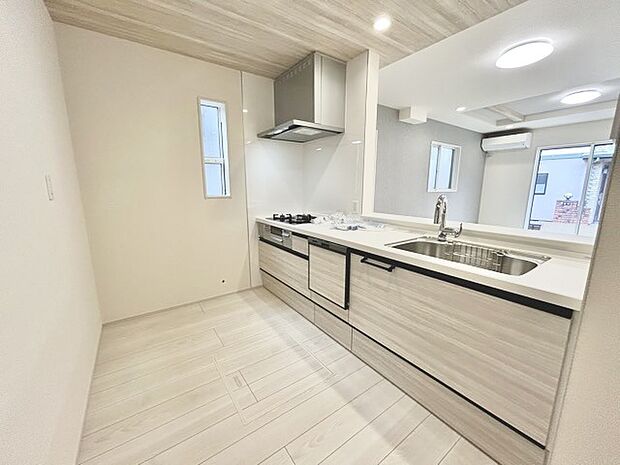 家族が一番集まる場所だから広々としつつも素敵な空間であって欲しい。皆がくつろぐリビングからキッチンまでが一つに繋がる空間。