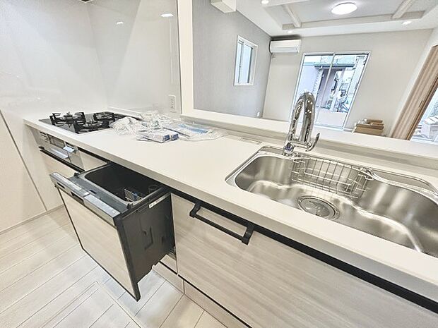 時短に活躍する食器洗浄機や一杯の水も楽しめる浄水器があるシステムキッチン。