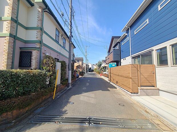 戸建てが立ち並ぶ静かな住宅街。四季折々の移り変わりを感じながら自然と楽しみ、暮らす、そんな毎日を日々の中で感じられる住環境