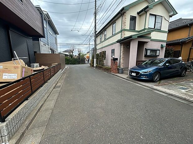 6m幅員の道路に面しておりお車の運転が苦手な方でも安心して出入りいただけます。