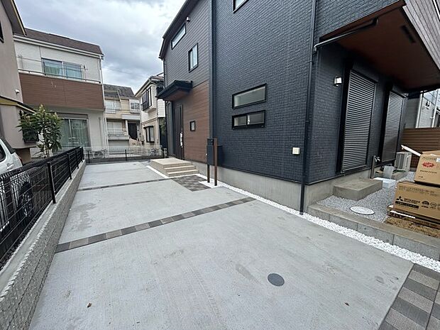 セカンドカーや来客時にも便利なカースペース2台分ございます。