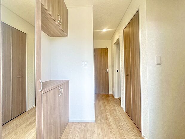 玄関はおうちの顔とも呼ばれる重要な場所!明るくスッキリと見える空間で住まう人を見送り、出迎えてくれます。