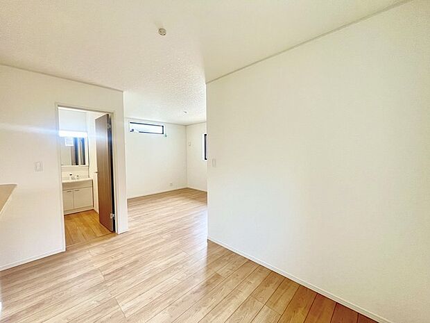 家族が一番集まる場所だから広々としつつも素敵な空間であって欲しい。皆がくつろぐリビングからキッチンまでが一つに繋がる空間。