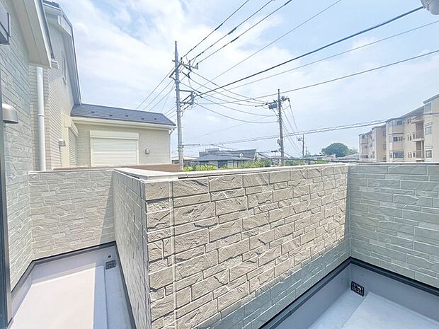 南側のお部屋から出入りできる、奥行きのあるワイドバルコニー。心地よい陽射しと暖かな風を楽しむことが出来ます。