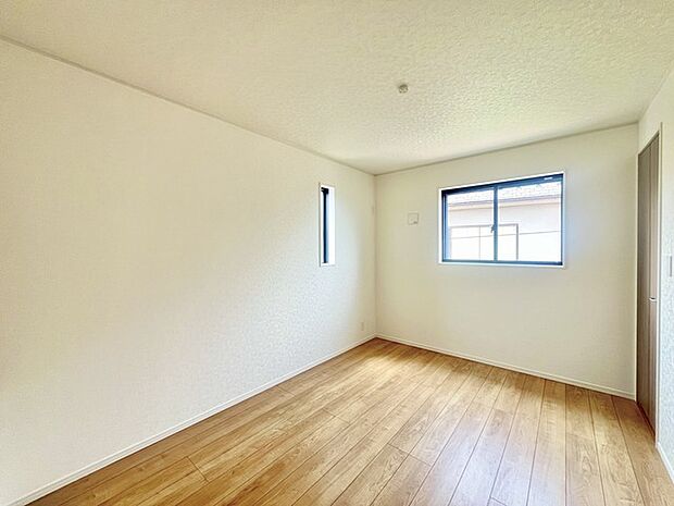 大きな開口部から明るい光が差し込む、日中の室内の明るさがこの部屋の魅力です。