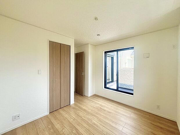 窓から眺める風景は一日の疲れを癒すヒーリングを奏でる、心地の良い時間を演出してくれます。室内も重要ですが、周りの環境もマイホーム選びの大事なポイント