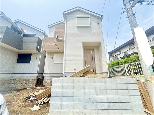 玄関はおうちの顔とも呼ばれる重要な場所！明るくスッキリと見える空間で住まう人を見送り、出迎えてくれます。 