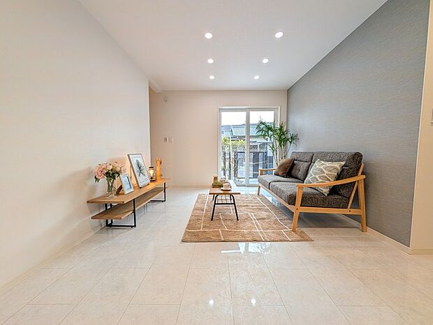 家族の集うリビングには色々な方向から光が差し込む設計に。家族のコミュニケーションが弾むスポットだから明るい雰囲気であってほしい。