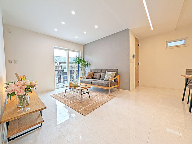 大きな開口部から明るい光が差し込むリビング。日中の室内の明るさがこの部屋の魅力です。