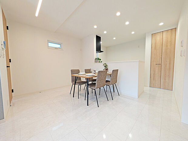 家族が一番集まる場所だから広々としつつも素敵な空間であって欲しい。皆がくつろぐリビングからキッチンまでが一つに繋がる空間。