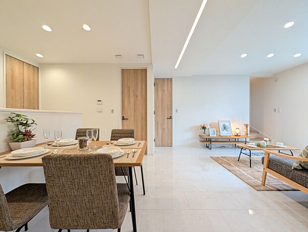 床暖房がある明るいリビングは、より多くの光を室内に取り入れるよう考えられた設計士の心遣いが感じられる窓の配置。家族団欒の場所になりそうです。