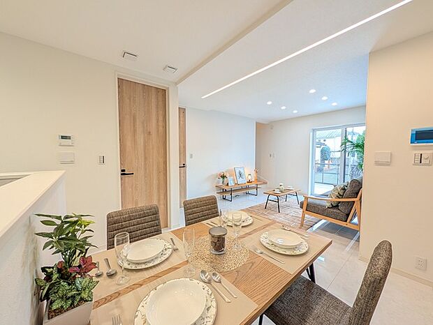 家族や友人、両親、親戚とこれから沢山の時間を紡ぐのだろう。そこを彩るのは窓から見える青い空、心地よい緑。そんなイメージが膨らむリビングスペース。