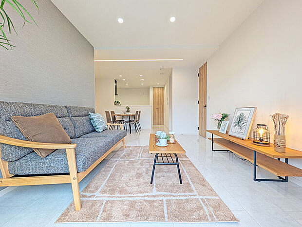 家族団欒のリビング。陽光差し込む食卓には家族の会話とスマイルが溢れます。いつまでもここで食卓を囲みたくなる、そう感じさせてくれるスペース。