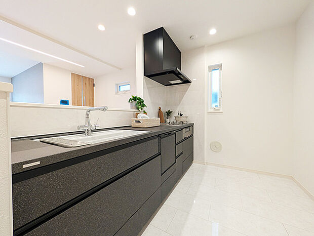 リビングにいる家族の顔が見渡せるカウンターキッチン。お料理もより一層おいしく、楽しく。食器棚を背面に設置しても十分な広さを確保しています。