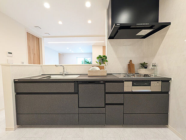 家族が一番集まる場所だから広々としつつも素敵な空間であって欲しい。皆がくつろぐリビングからキッチンまでが一つに繋がる空間。