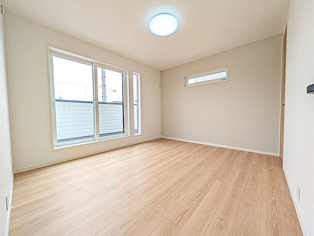 ゆとりのある寝室、陽光が入りやすく朝の目覚めも気持ち良く起こしてくれます。