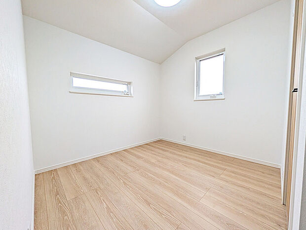 衣類の整理整頓に嬉しいクローゼット付きのお部屋。お子様のお部屋としても便利です。