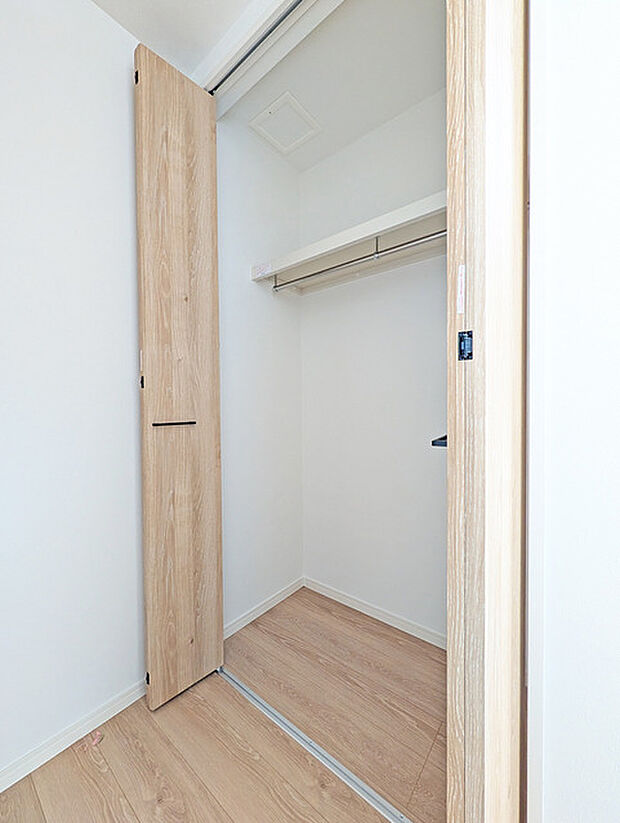 広々収納で、仕事着、普段着をまとめて収納できます。