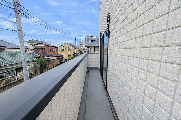 南側のお部屋から出入りできる、奥行きのあるワイドバルコニー。心地よい陽射しと暖かな風を楽しむことが出来ます。