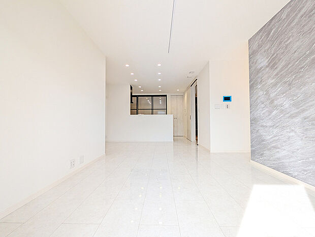 家族や友人、両親、親戚とこれから沢山の時間を紡ぐのだろう。そこを彩るのは窓から見える青い空、心地よい緑。そんなイメージが膨らむリビングスペース。  