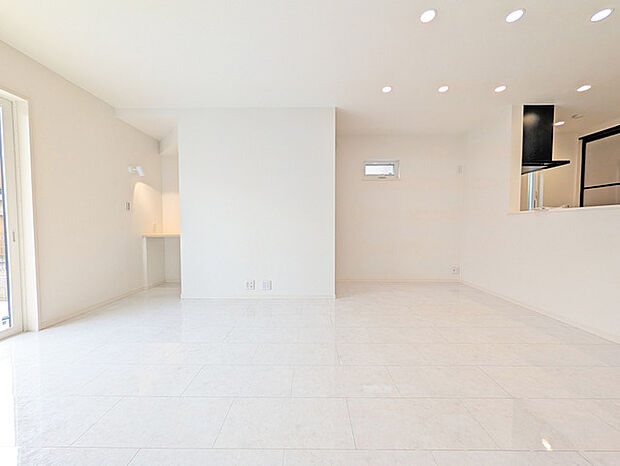 家族団欒のリビング。陽光差し込む食卓には家族の会話とスマイルが溢れます。いつまでもここで食卓を囲みたくなる、そう感じさせてくれるスペース。