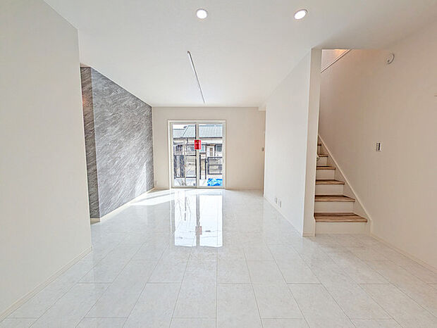 大きな開口部から明るい光が差し込むリビング。日中の室内の明るさがこの部屋の魅力です。