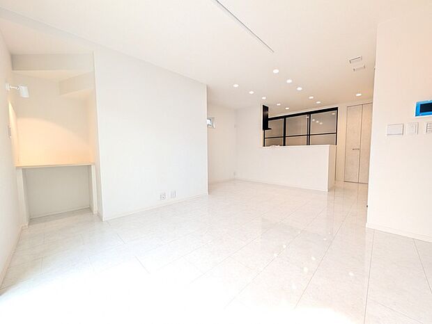 床暖房がある明るいリビングは、より多くの光を室内に取り入れるよう考えられた設計士の心遣いが感じられる窓の配置。家族団欒の場所になりそうです。