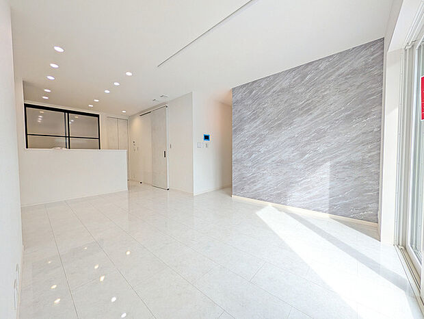 家族や友人、両親、親戚とこれから沢山の時間を紡ぐのだろう。そこを彩るのは窓から見える青い空、心地よい緑。そんなイメージが膨らむリビングスペース。