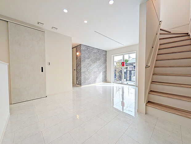 家族の集うリビングには色々な方向から光が差し込む設計に。家族のコミュニケーションが弾むスポットだから明るい雰囲気であってほしい。 