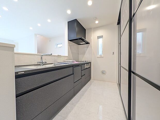 家族が一番集まる場所だから広々としつつも素敵な空間であって欲しい。皆がくつろぐリビングからキッチンまでが一つに繋がる空間。