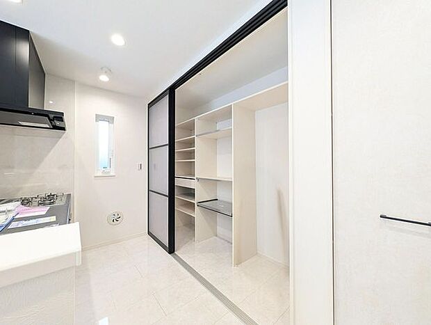 キッチン後部には大容量の収納庫がございますので、非常食や食品のストックも沢山置けます。