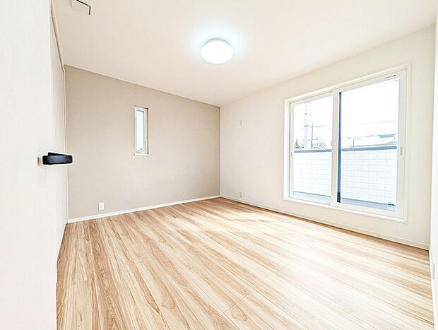 ゆとりのある寝室、陽光が入りやすく朝の目覚めも気持ち良く起こしてくれます。 