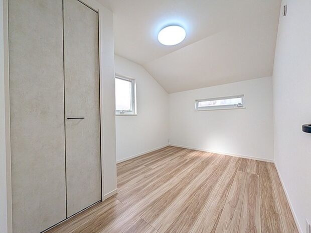 衣類の整理整頓に嬉しいクローゼット付きのお部屋。お子様のお部屋としても便利です。 