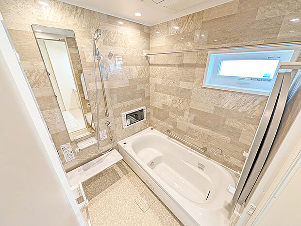 一緒にお風呂に入っている子供達の声がリビングまで聞こえてきそうな広々とした1坪バス 