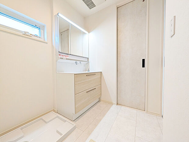 ゆとりの洗面スペースで朝の身支度もスムーズに行えます。 