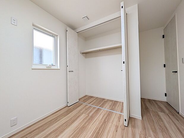 広々収納で、仕事着、普段着をまとめて収納できます。 