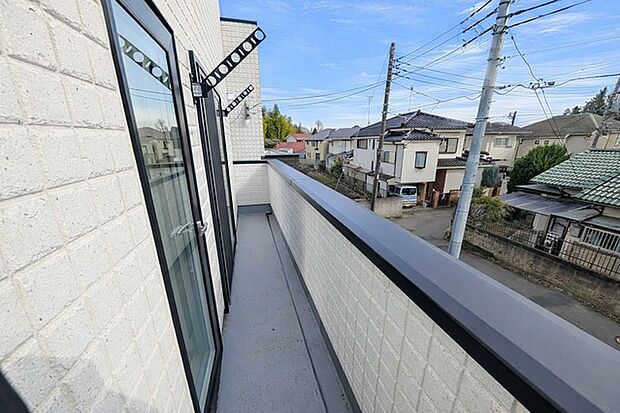 南側のお部屋から出入りできる、奥行きのあるワイドバルコニー。心地よい陽射しと暖かな風を楽しむことが出来ます。