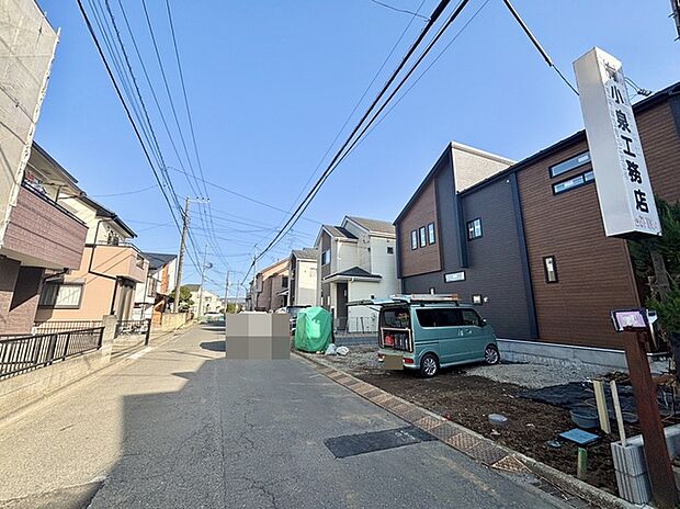 戸建てが立ち並ぶ静かな住宅街。四季折々の移り変わりを感じながら自然と楽しみ、暮らす、そんな毎日を日々の中で感じられる住環境