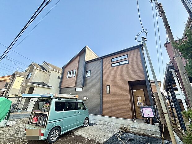 前面道路は広く、駐車がしやすいです。駐車スペース2台分ございます。