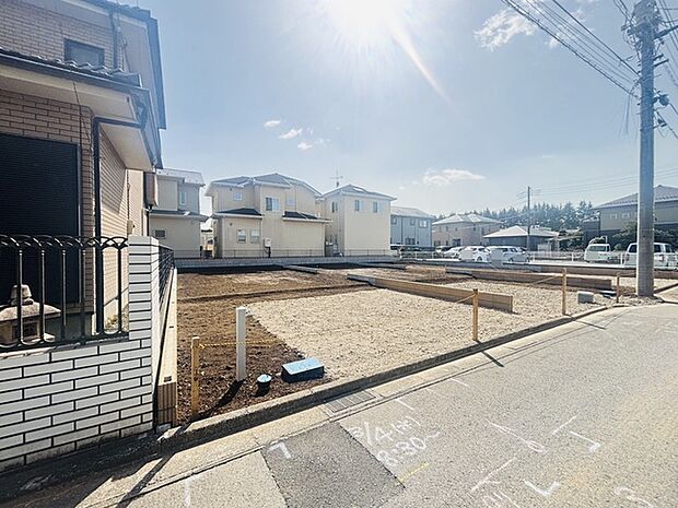 前面道路は通り抜けができないため、交通量が少なく静かな住環境です。