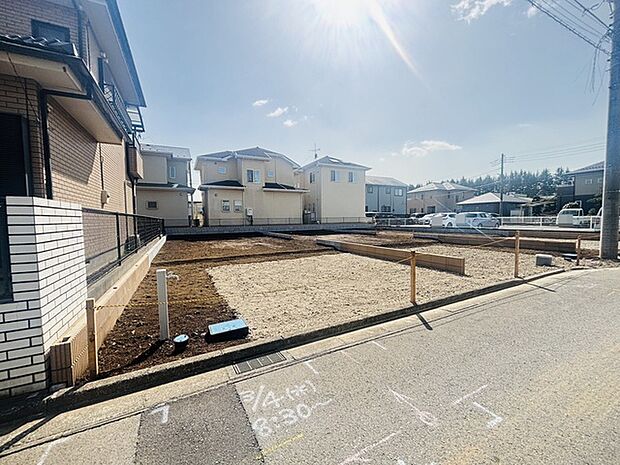 戸建てが立ち並ぶ静かな住宅街。四季折々の移り変わりを感じながら自然と楽しみ、暮らす、そんな毎日を日々の中で感じられる住環境