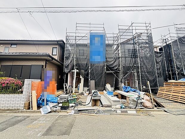 前面道路は広く、駐車がしやすいです。駐車スペース2台分ございます。 